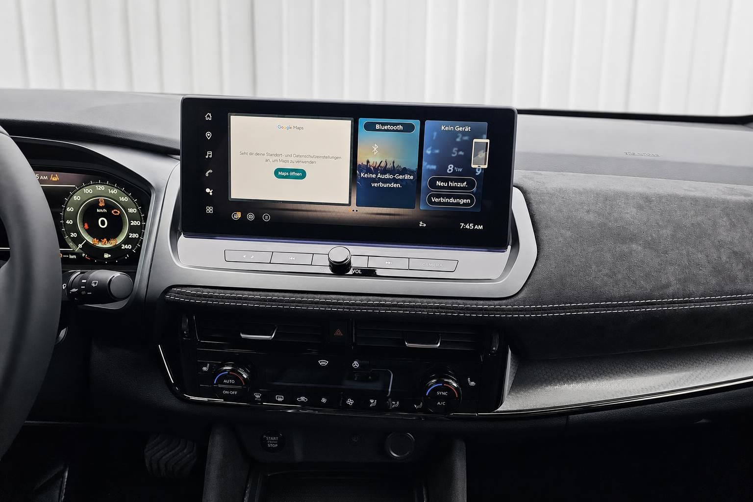 Nissan Armaturenbrett mit Touchscreen, Klimabedienung und Digitalanzeige