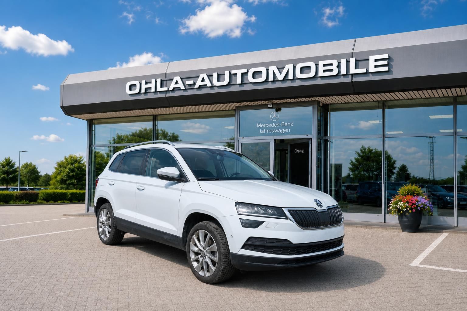 Weißer Skoda Karoq SUV vor Autohaus Eingang geparkt