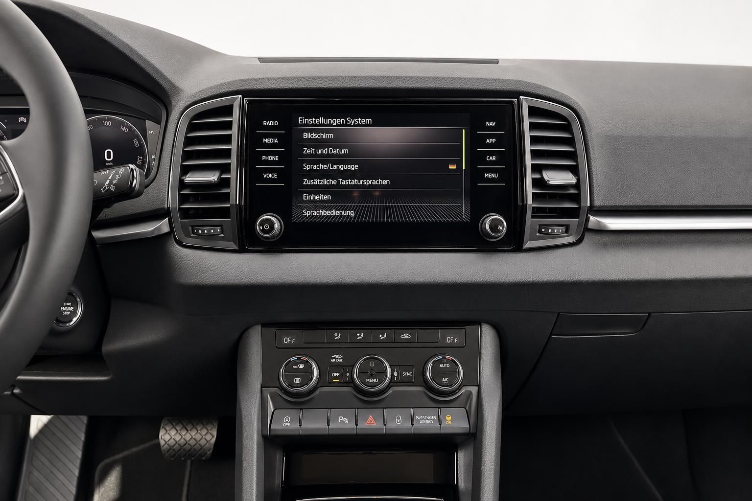 Skoda Infotainment Bildschirm mit Systemeinstellungen im Cockpit