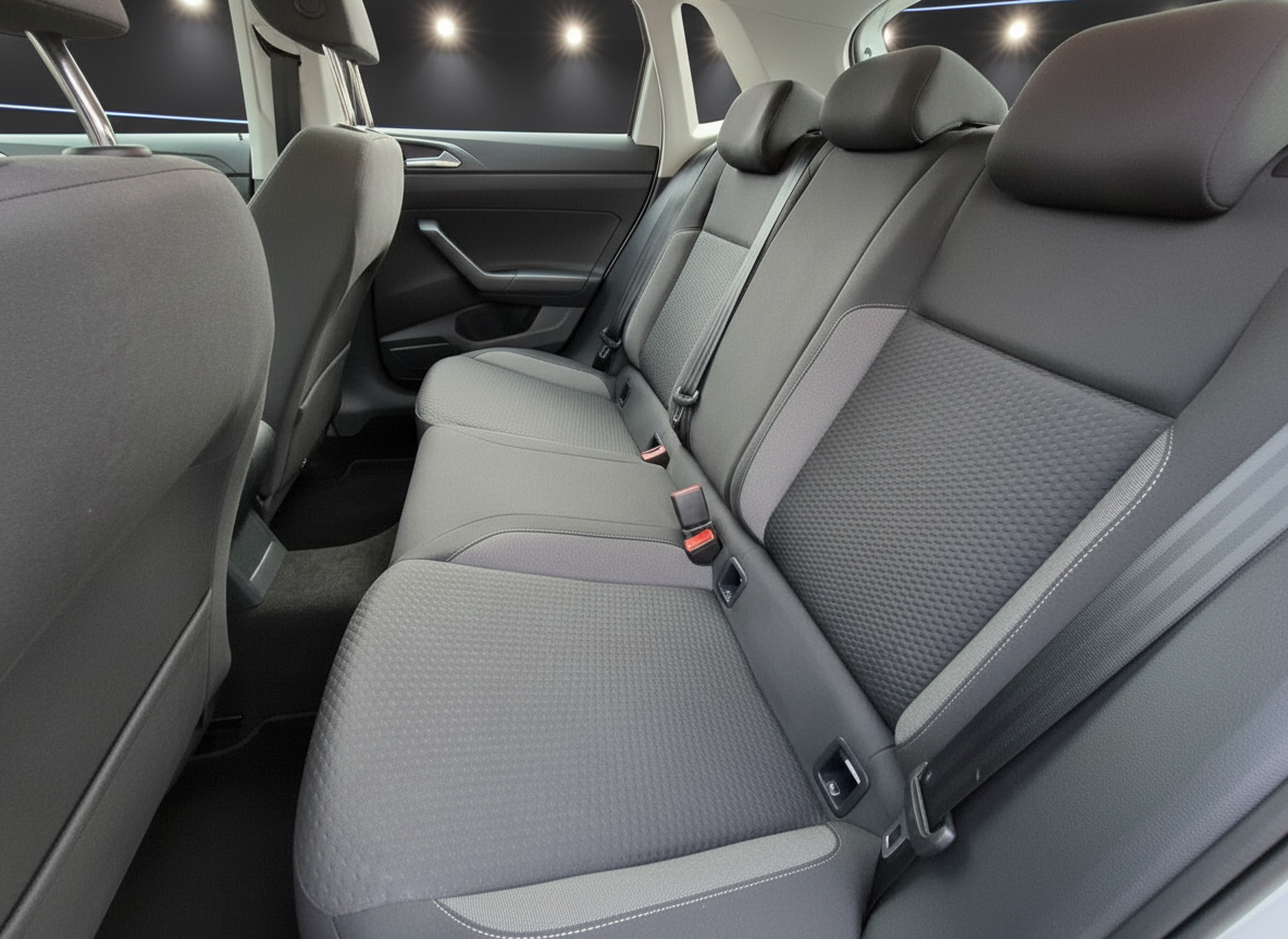 Fahrzeuginnenraum Rücksitzbank grauer Stoff mit Kopfstützen und Sicherheitsgurten