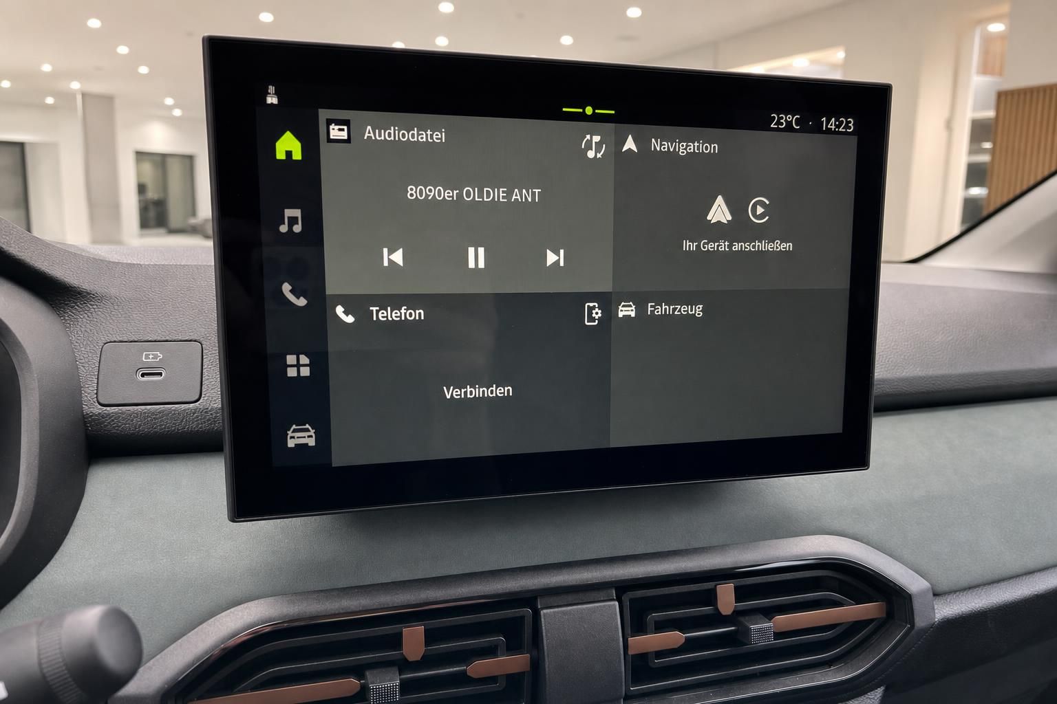 Fahrzeug-Infotainmentsystem mit Navigation und Audio-Funktionen im Detail