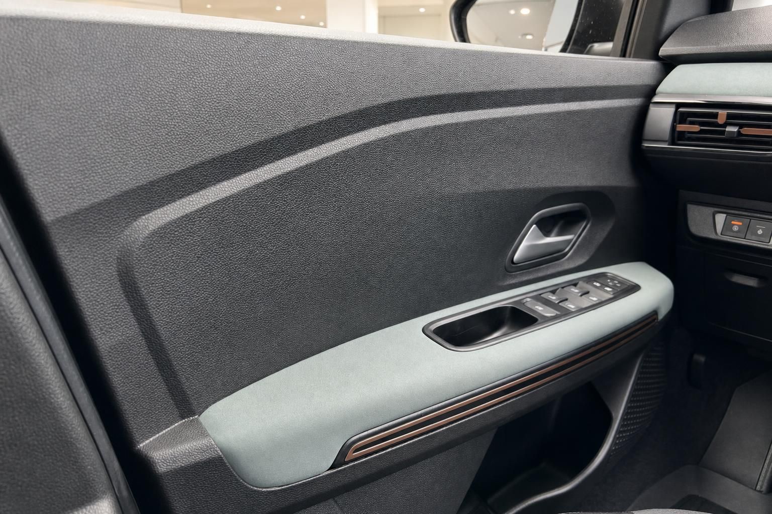 Türverkleidung mit elektrischen Fensterhebern und hochwertigen Materialien