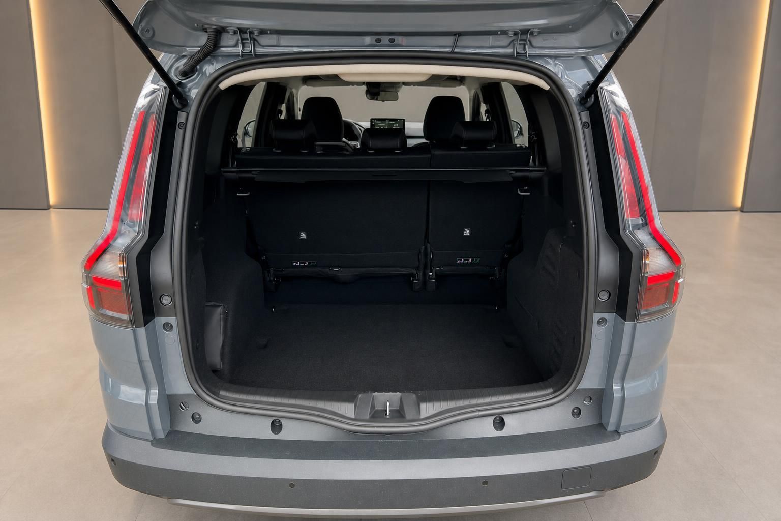 Kofferraum Innenraum eines grauen SUVs mit geöffneter Heckklappe und umgeklappten Rücksitzen