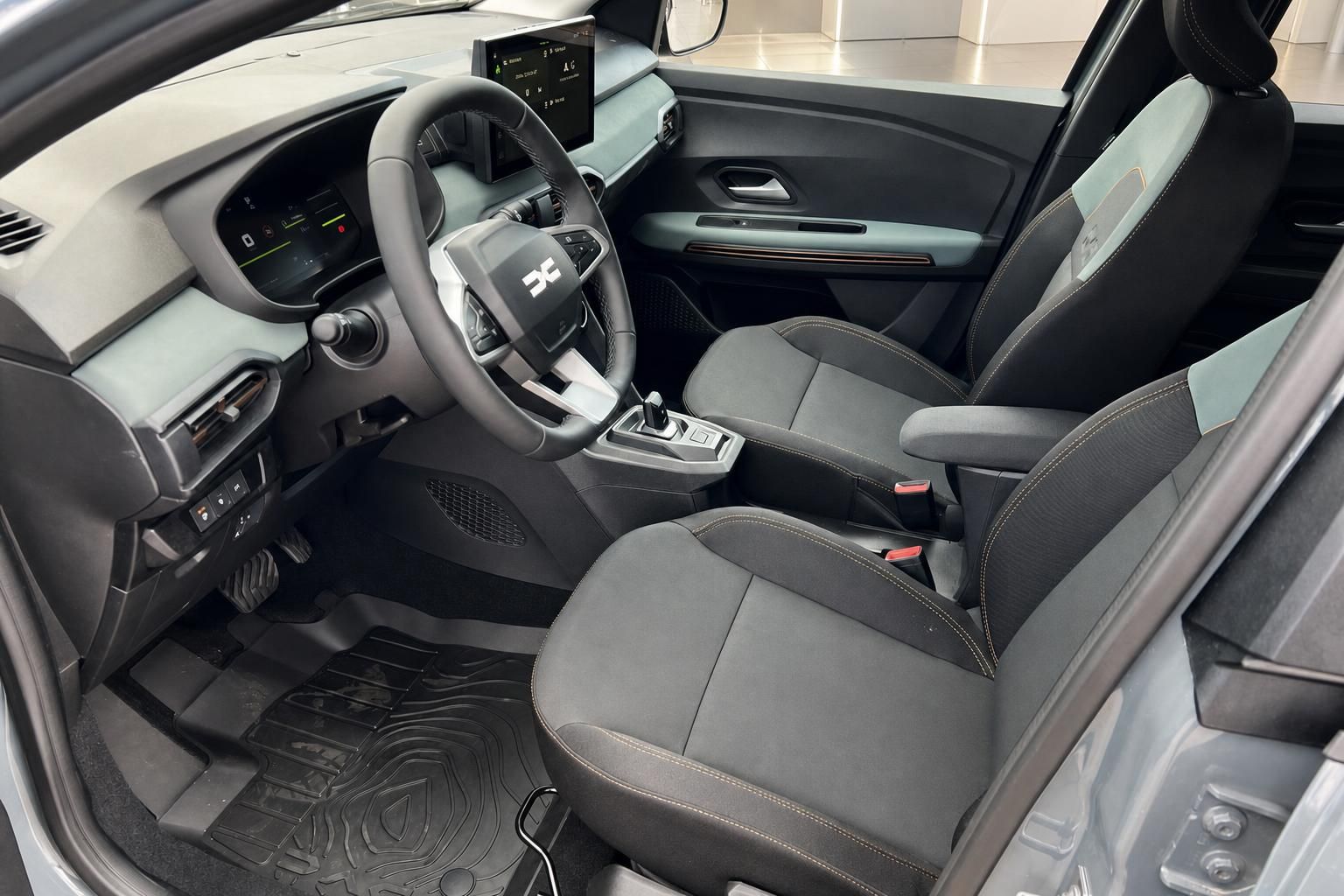 Dacia Jogger Innenraum vorne - grau-schwarze Sitze, Lenkrad und Armaturenbrett mit Touchscreen