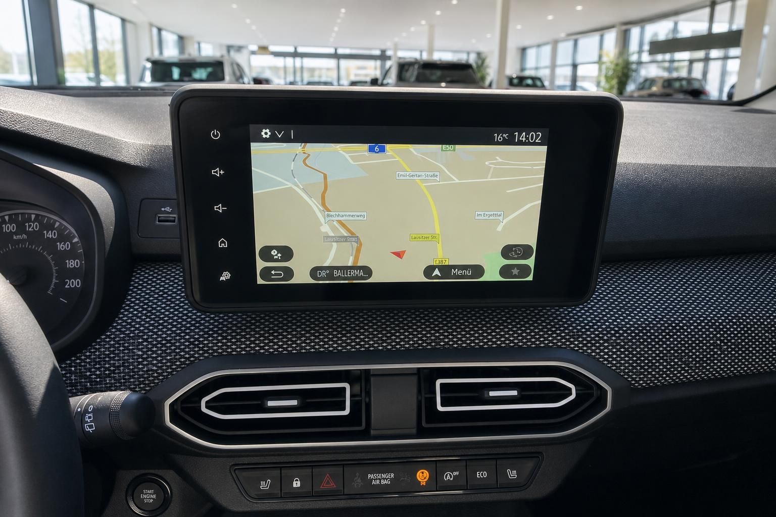 Navigationssystem-Display mit Kartendarstellung und Touchscreen-Bedienung im PKW-Innenraum