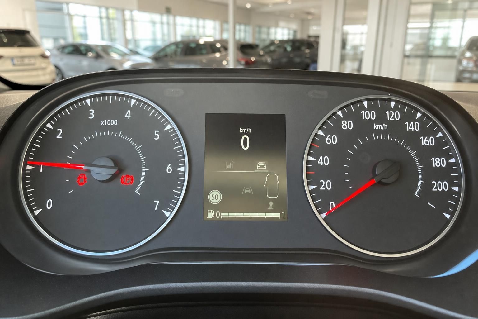 Fahrzeug-Instrumententafel mit Drehzahlmesser und Tachometer bis 200 km/h im Autohaus-Showroom