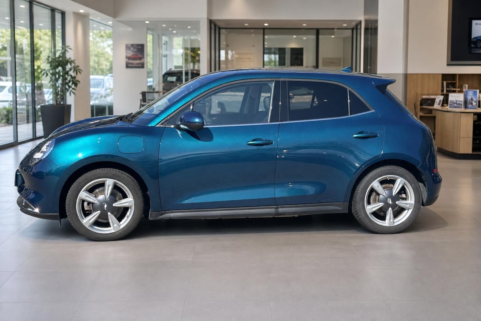 Blauer Kleinwagen Seitenansicht im Autohaus-Showroom mit modernem Design