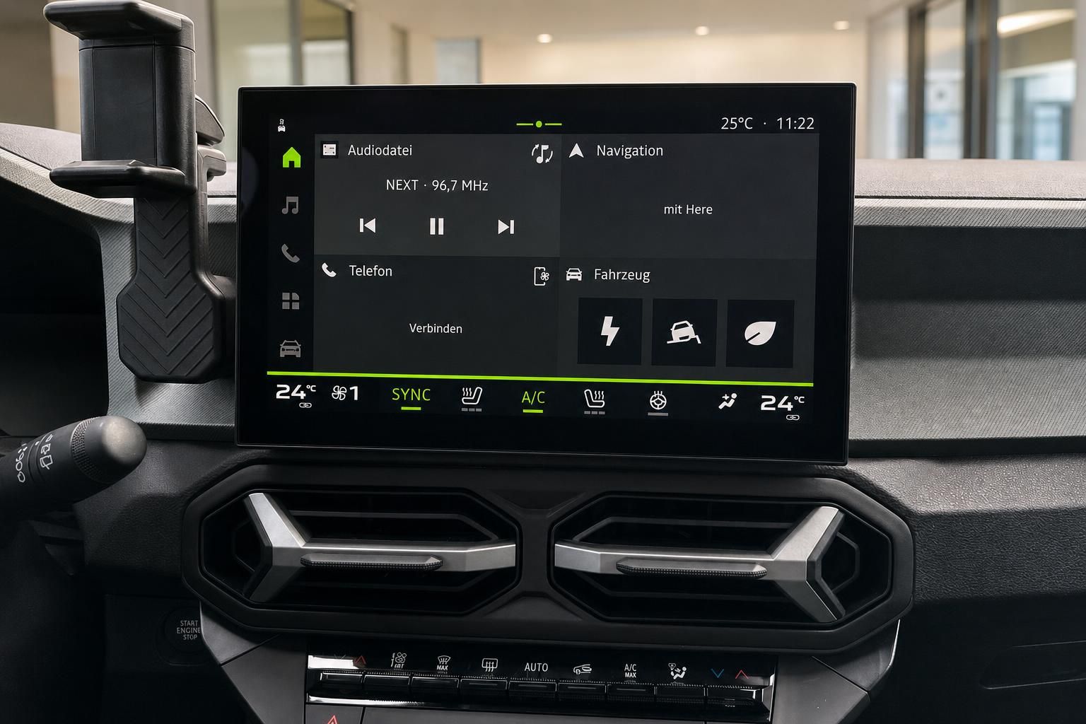 Fahrzeug Infotainment-System mit Touchscreen-Display und Klimabedienung