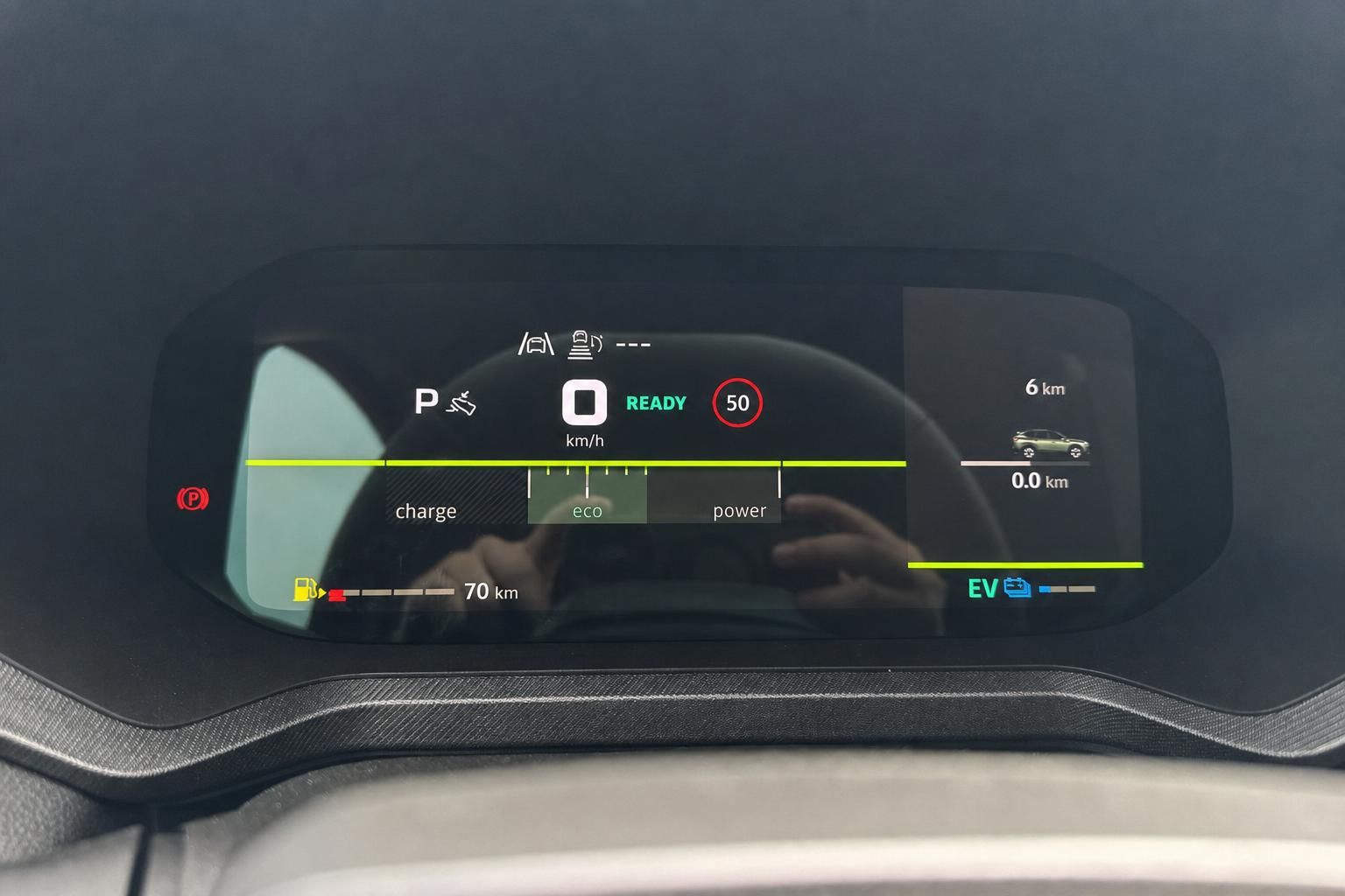 Digitales Kombiinstrument mit Head-Up-Display eines Elektrofahrzeugs zeigt Reichweite und Fahrmodus