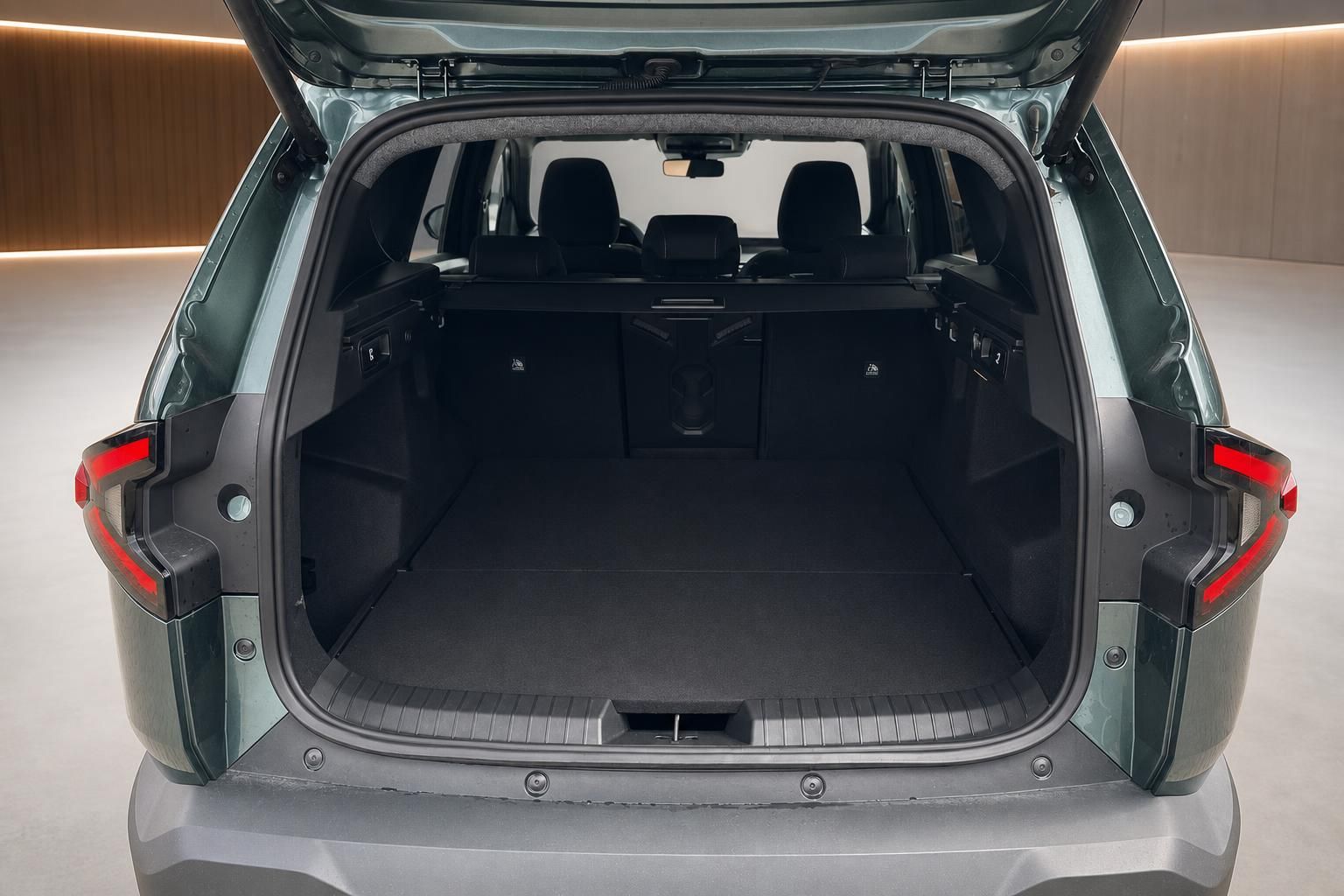 Kofferraum eines SUVs mit geöffneter Heckklappe zeigt großzügigen Stauraum und schwarze Verkleidung