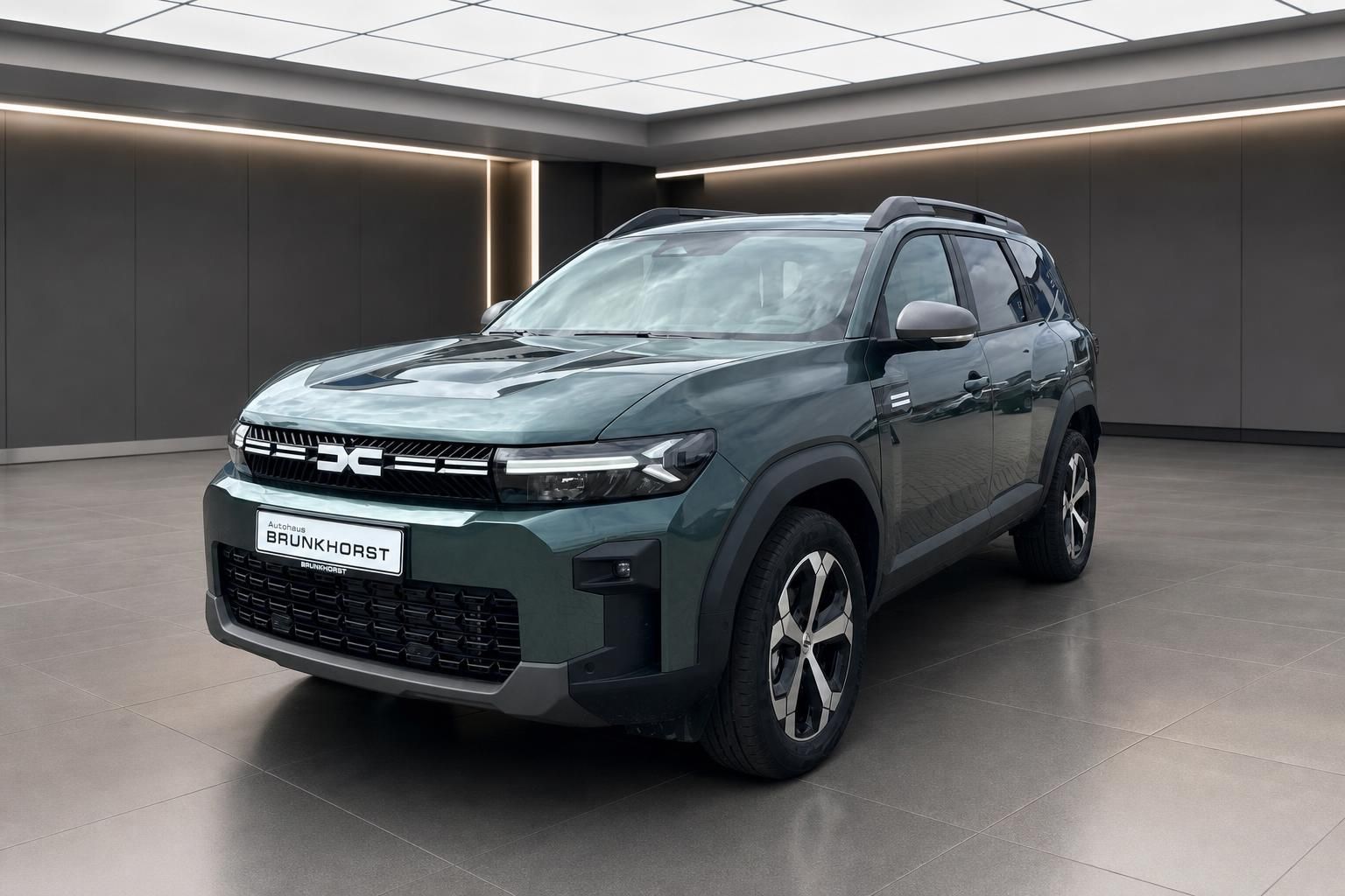 Dacia Bigster SUV Seitenprofil in grau mit Alufelgen im Autohaus Showroom