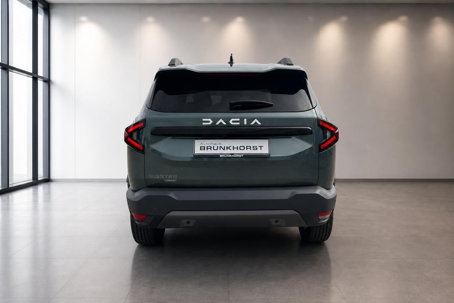 Dacia Bigster SUV Heckansicht in grau mit LED-Rückleuchten im Autohaus