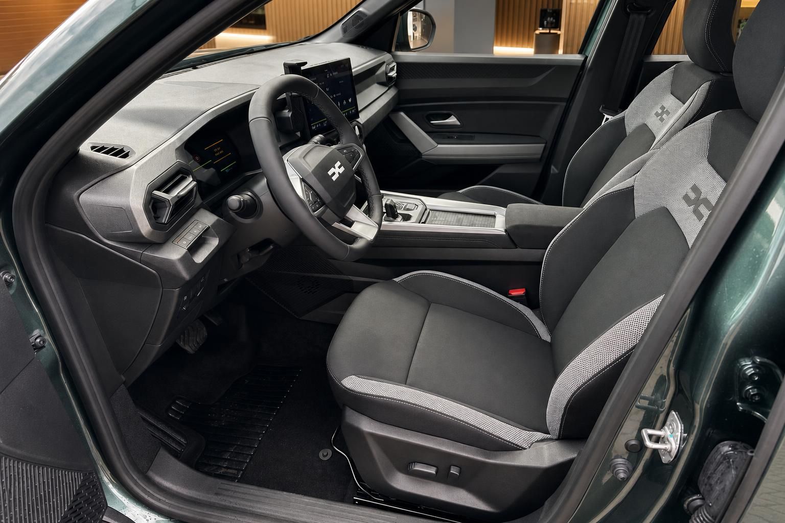 Dacia Bigster Fahrerplatz mit Sportsitzen und Lenkrad im Interieur