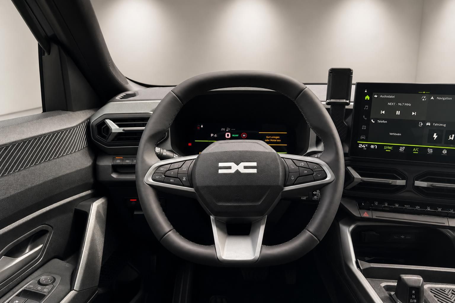 Modernes Fahrzeug Cockpit mit digitalem Armaturenbrett, Lenkrad und Infotainment-Display
