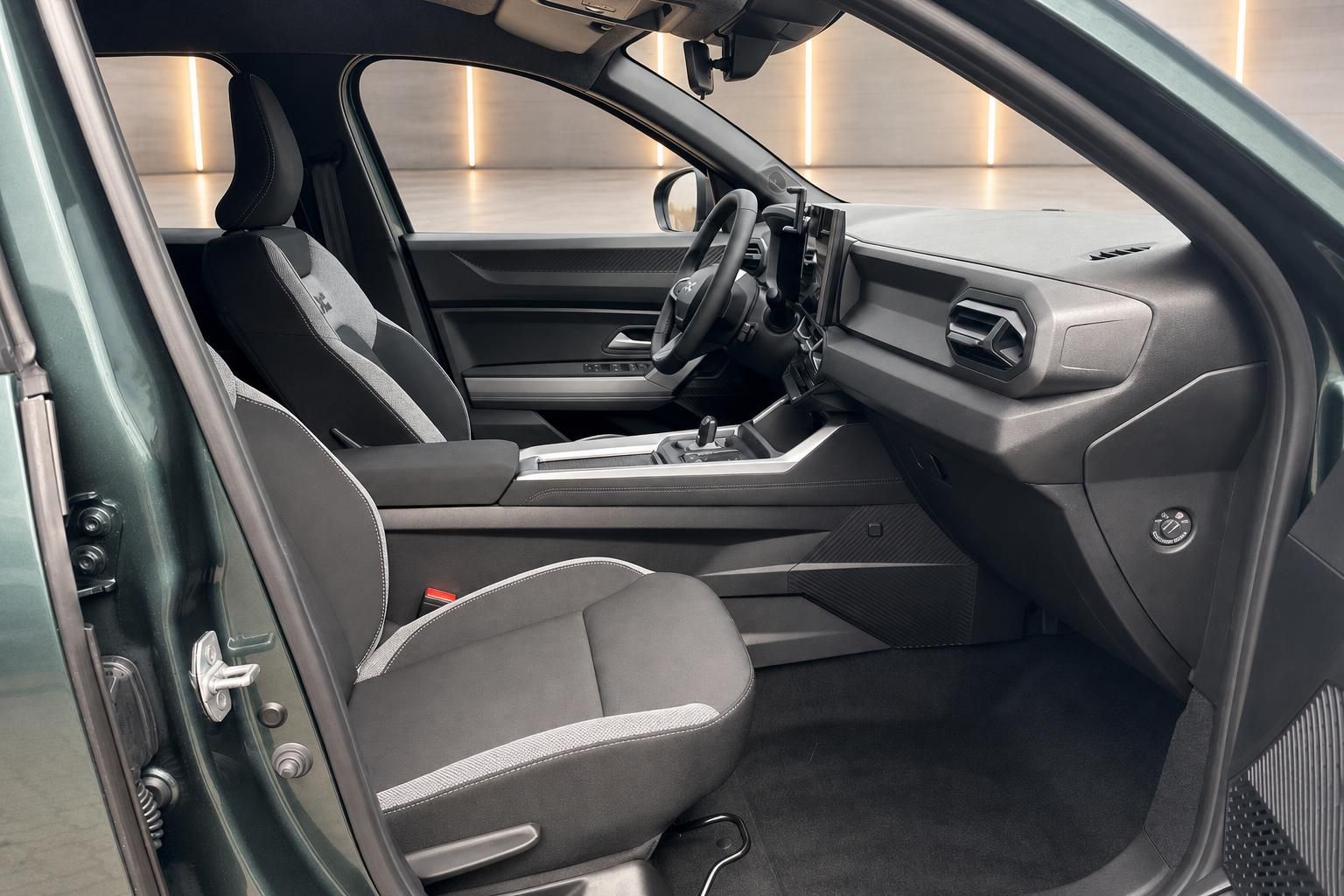Fahrzeug Innenraum mit Fahrersitz, Armaturenbrett und modernem Design