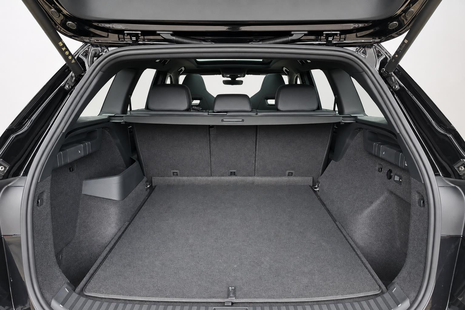 Geöffneter Kofferraum eines SUV mit umklappbarer Rückbank und viel Stauraum