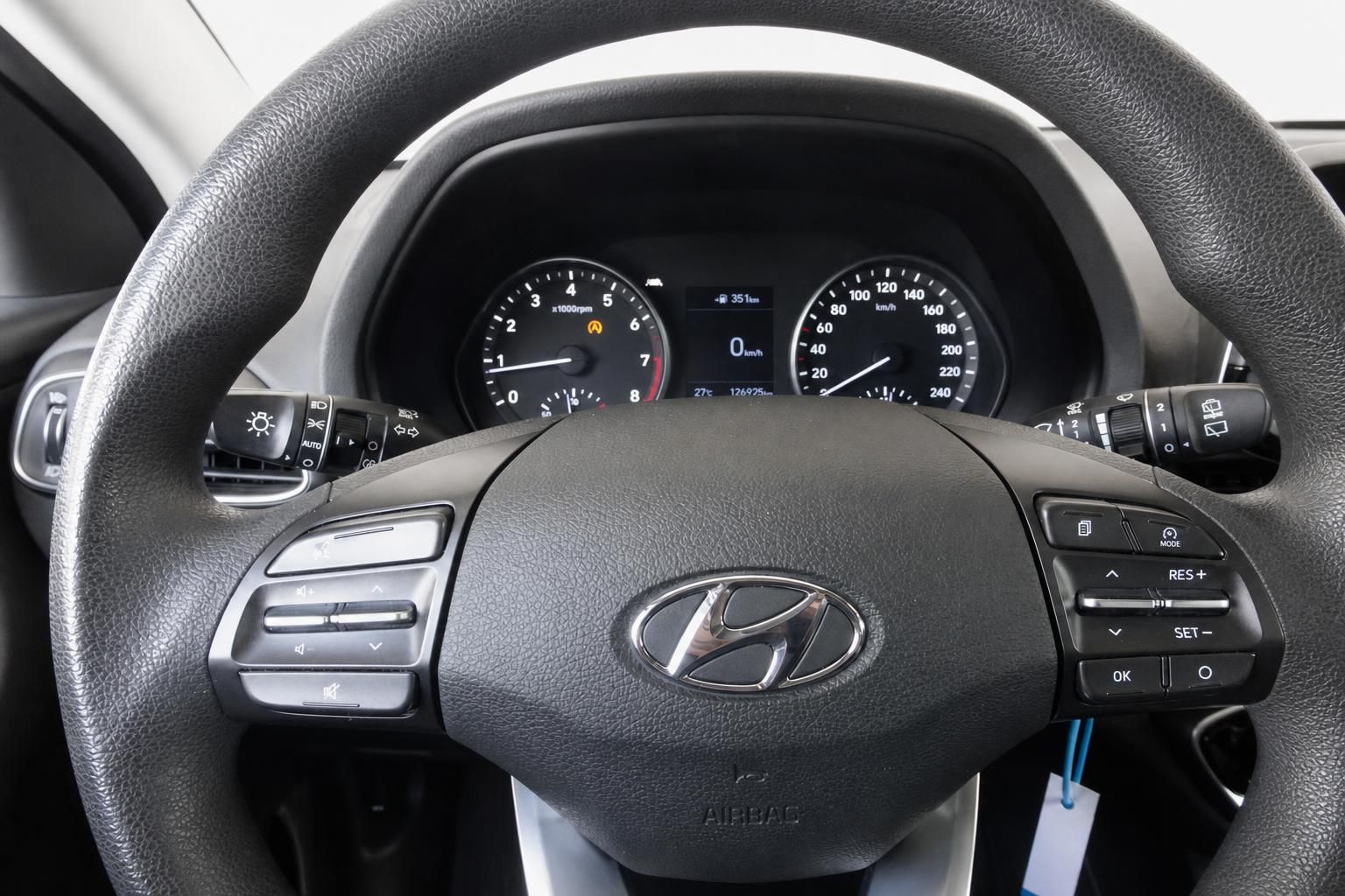 Hyundai i30 Lenkrad mit Bedienelementen und Tachoanzeige