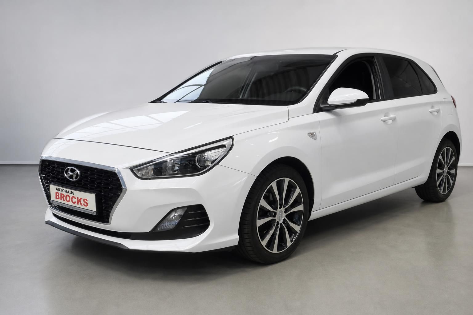 Hyundai i30 weiß Frontansicht schräg, Autohaus Brocks
