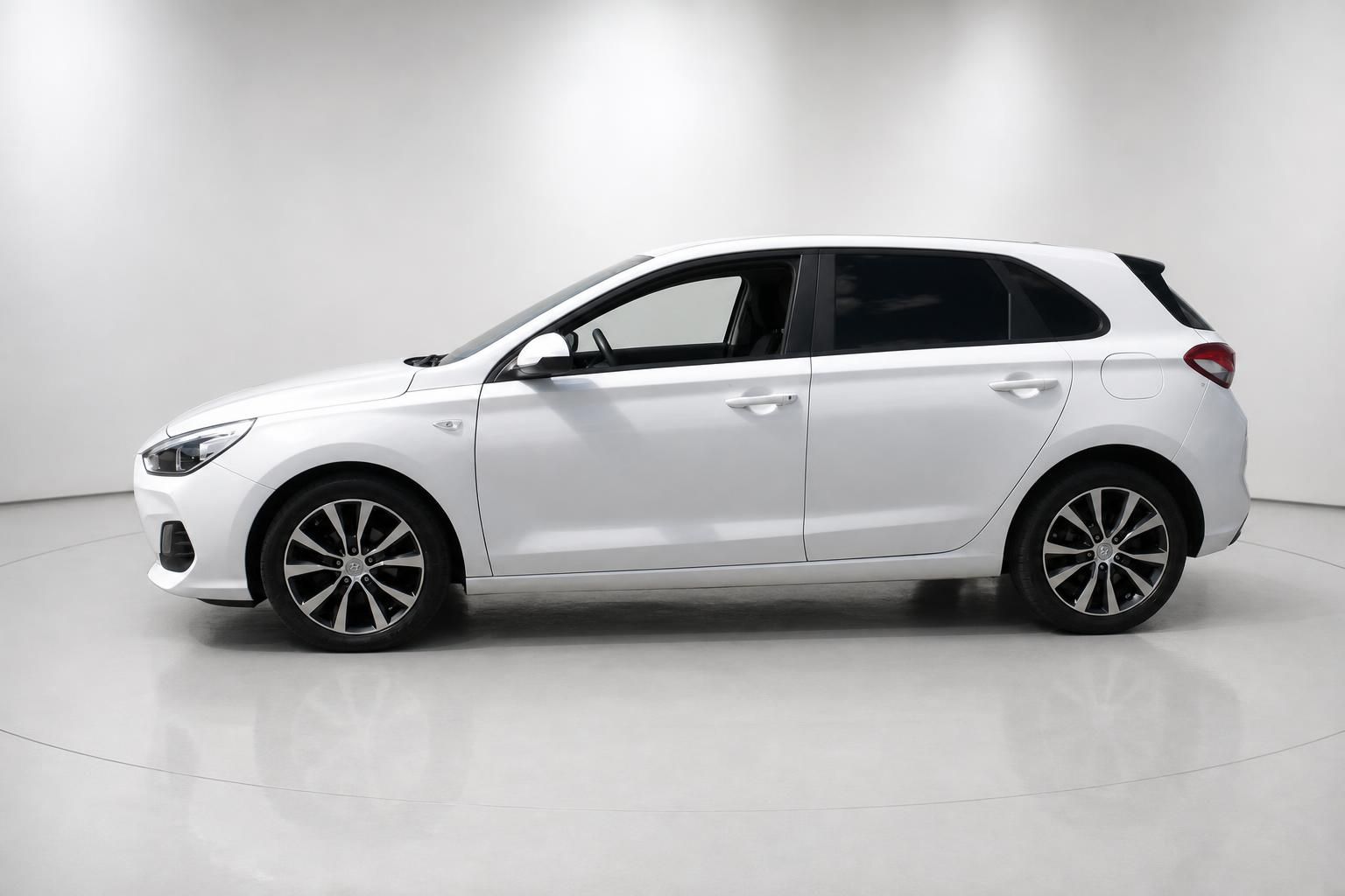 Hyundai i30 weiß Seitenansicht im Studio
