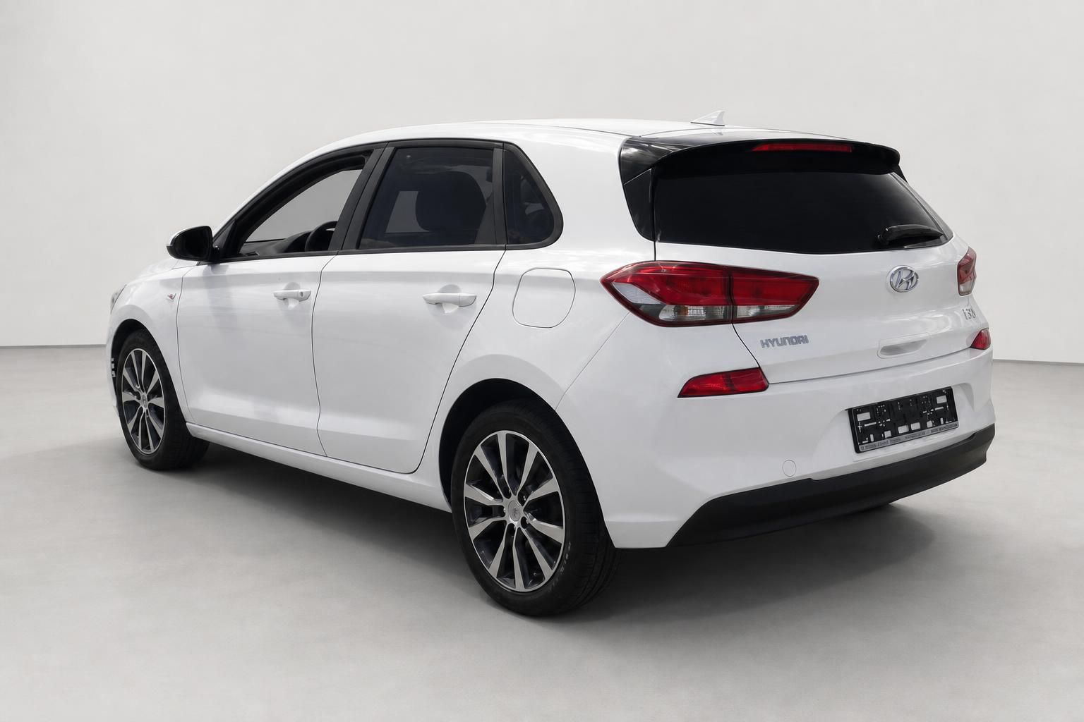 Hyundai i30 weiß Heckansicht schräg im Studio