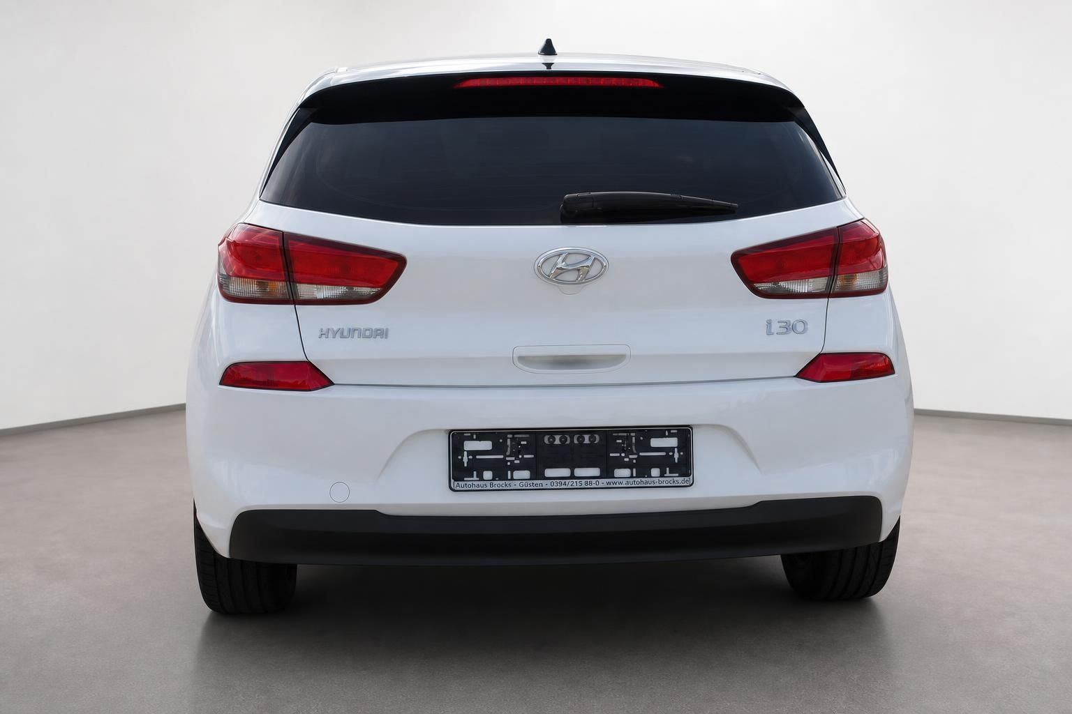 Hyundai i30 weiß Heckansicht frontal mit Kennzeichenhalter