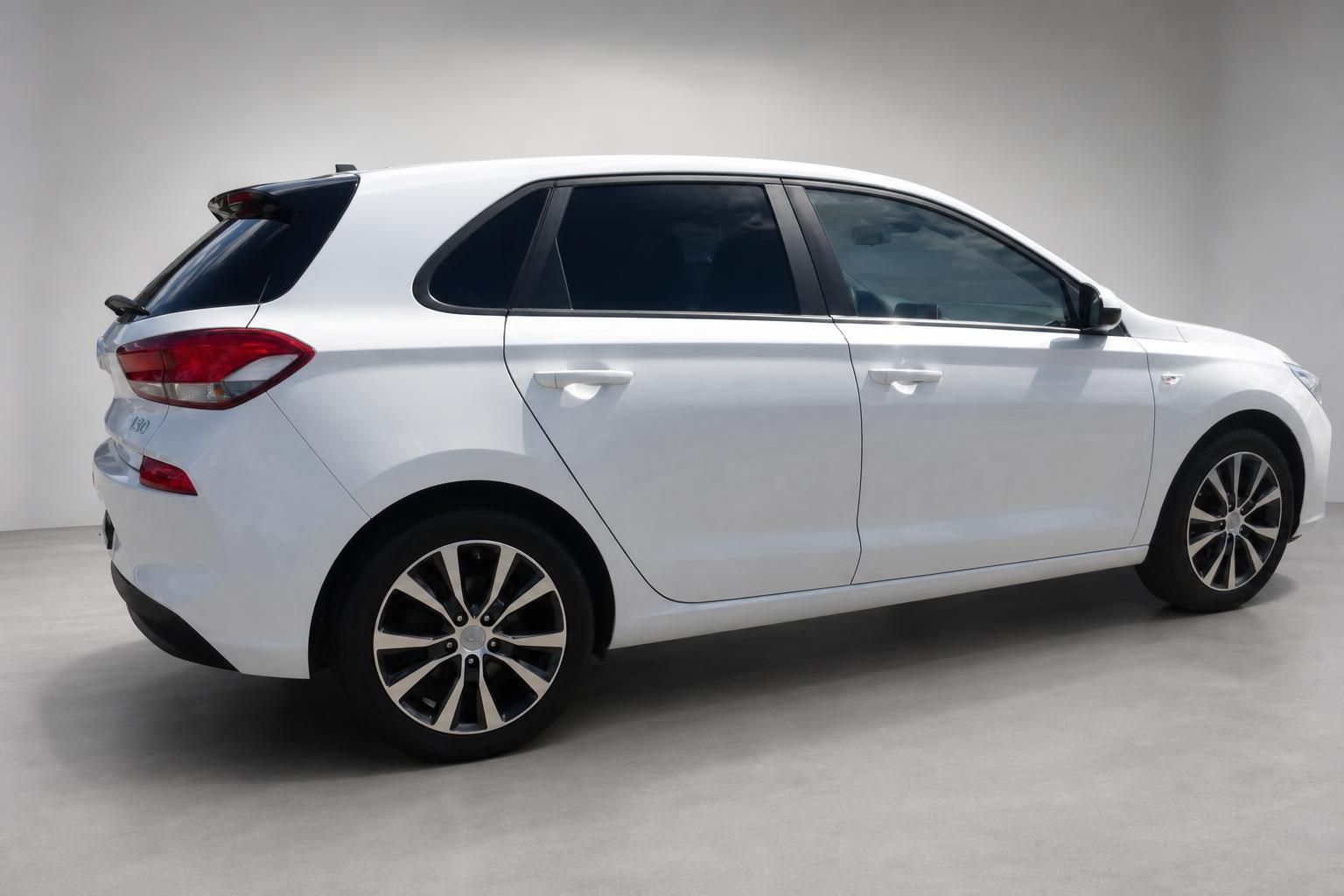 Hyundai i30 weiß Seitenansicht von hinten im Studio
