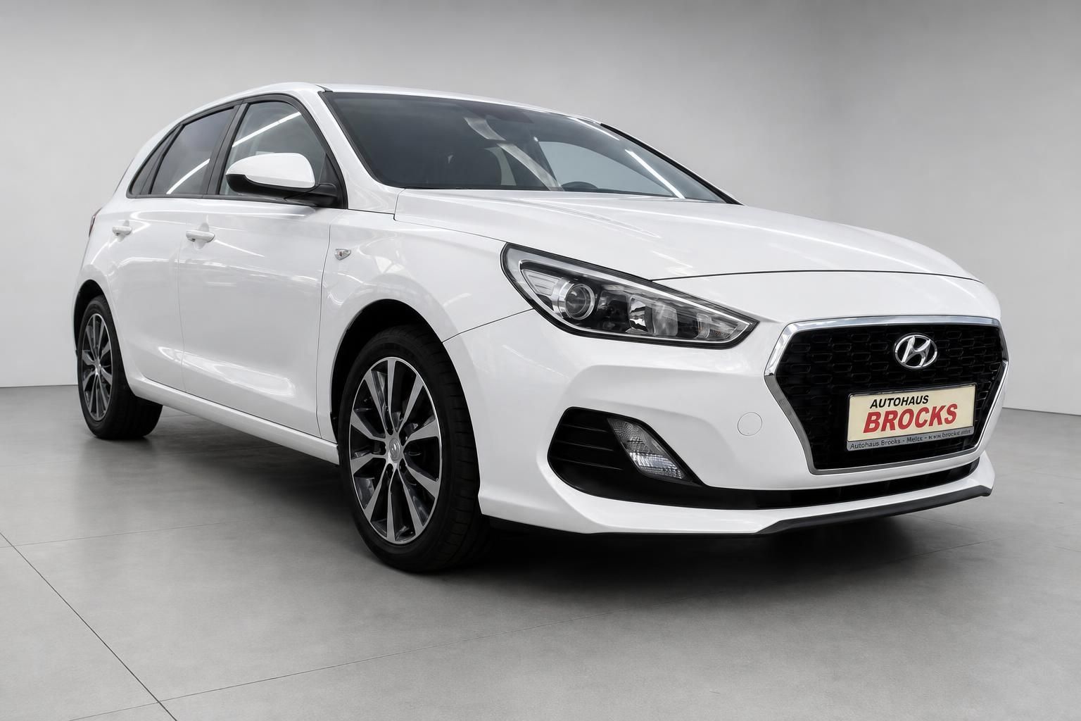 Hyundai i30 weiß Frontansicht beim Händler Autohaus Brocks