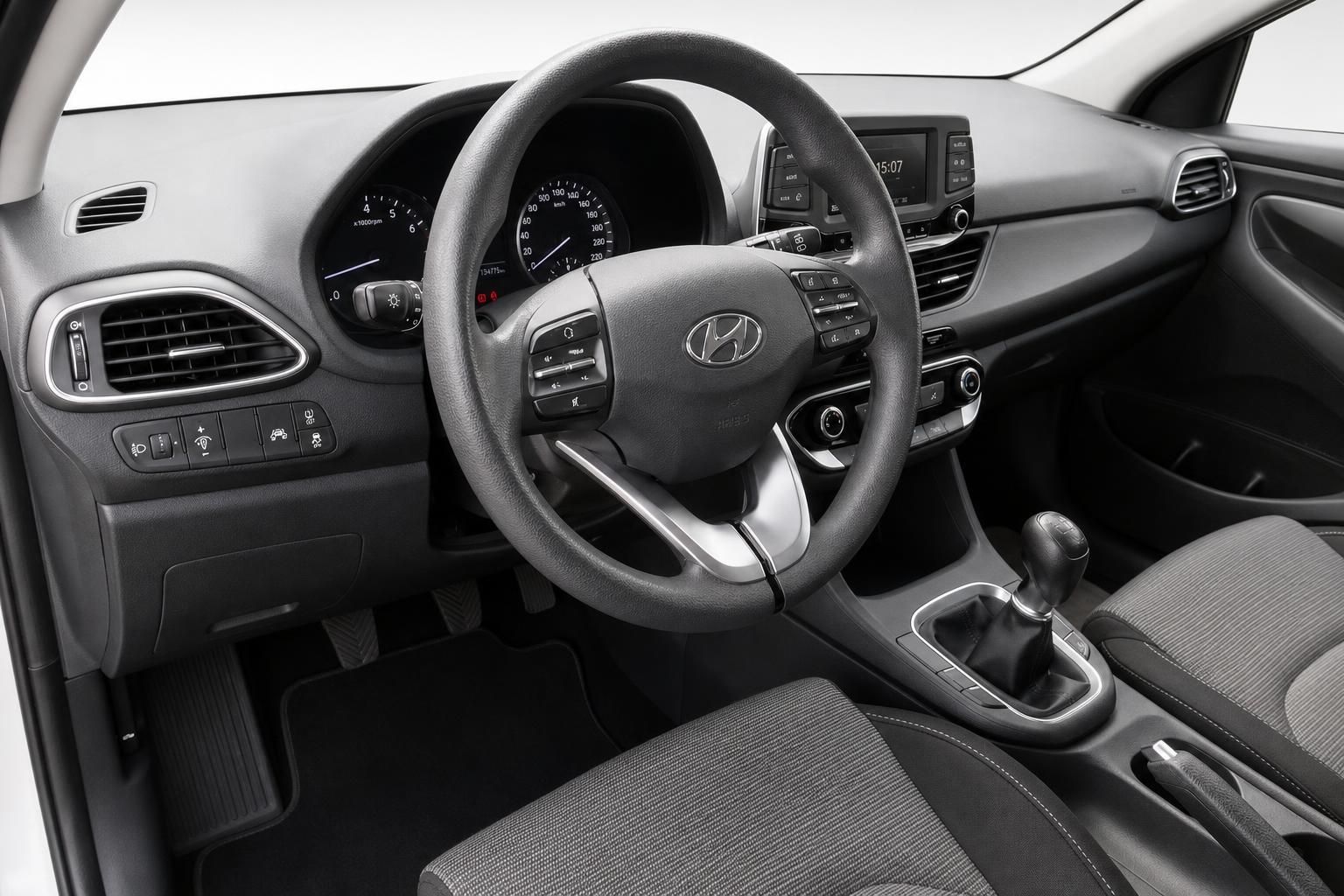 Hyundai i30 Innenraum mit Lenkrad und Cockpit im Detail
