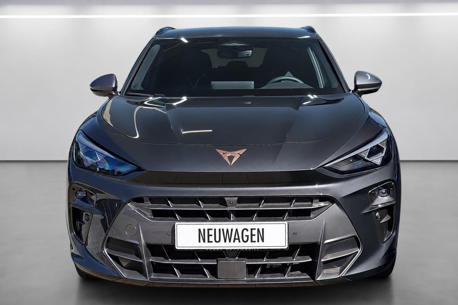 Cupra Formentor Neuwagen Frontansicht mit markantem Kuehlergrill in Grau