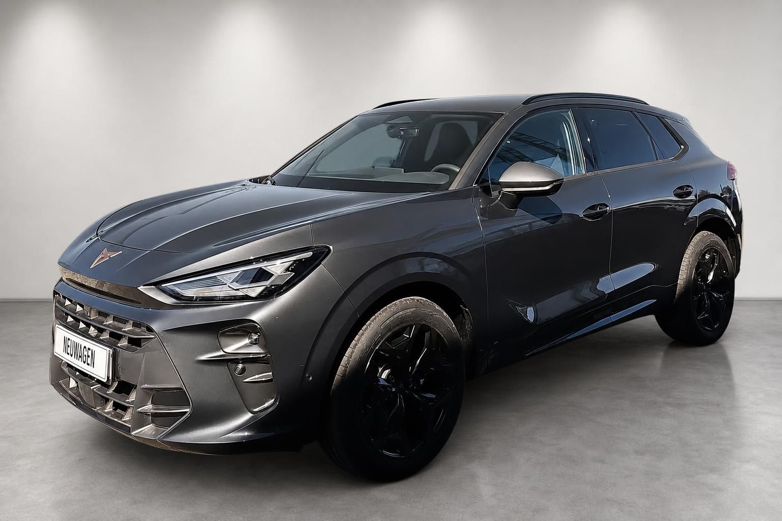 Cupra SUV in Grau metallic, Frontansicht mit schwarzen Felgen im Studio