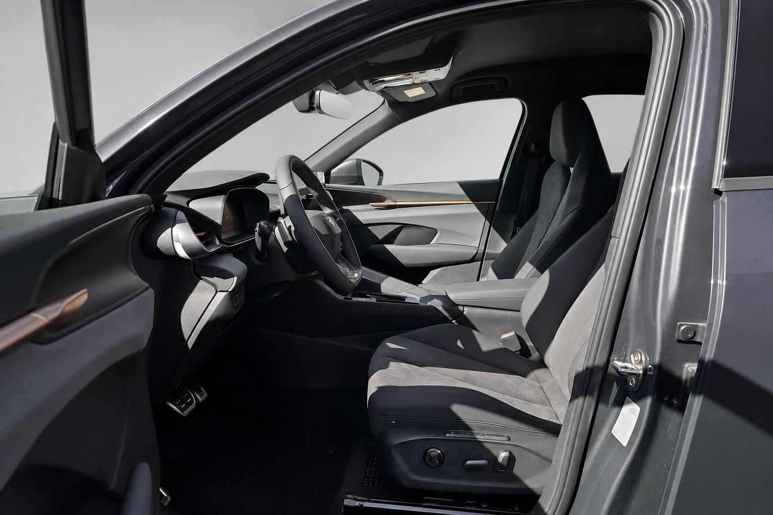 Cupra SUV Innenraum mit Ledersitzen und Blick auf Cockpit durch geoeffnete Tuer