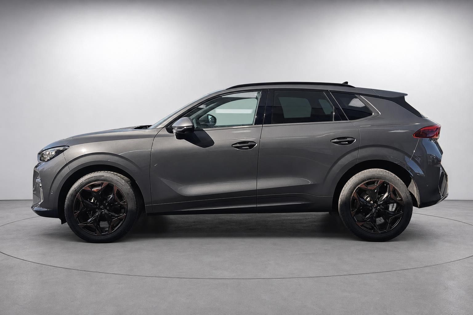 Cupra SUV in Grau, Seitenansicht im Fotostudio