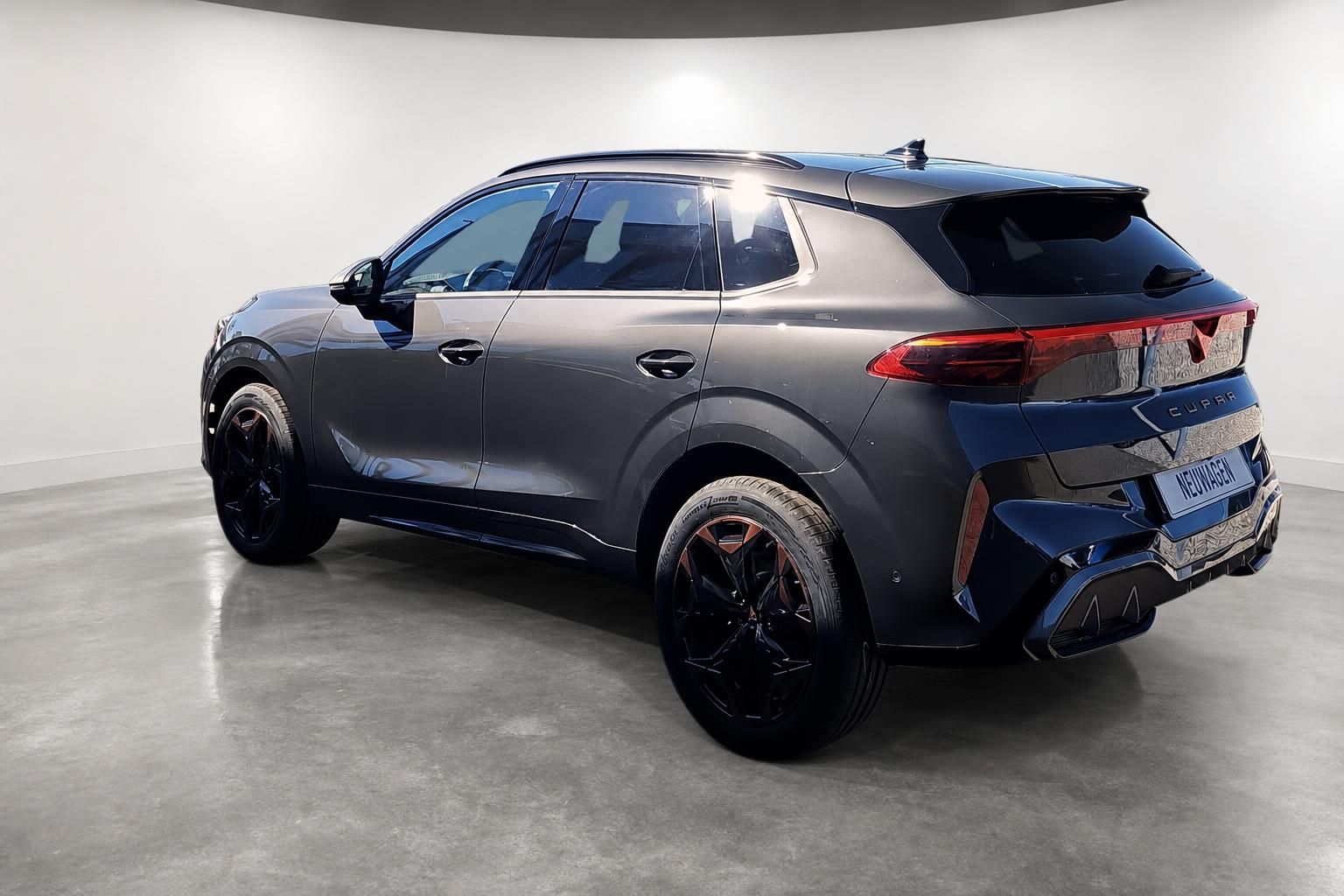 Cupra SUV Grau, Heckansicht schräg mit schwarzen Felgen