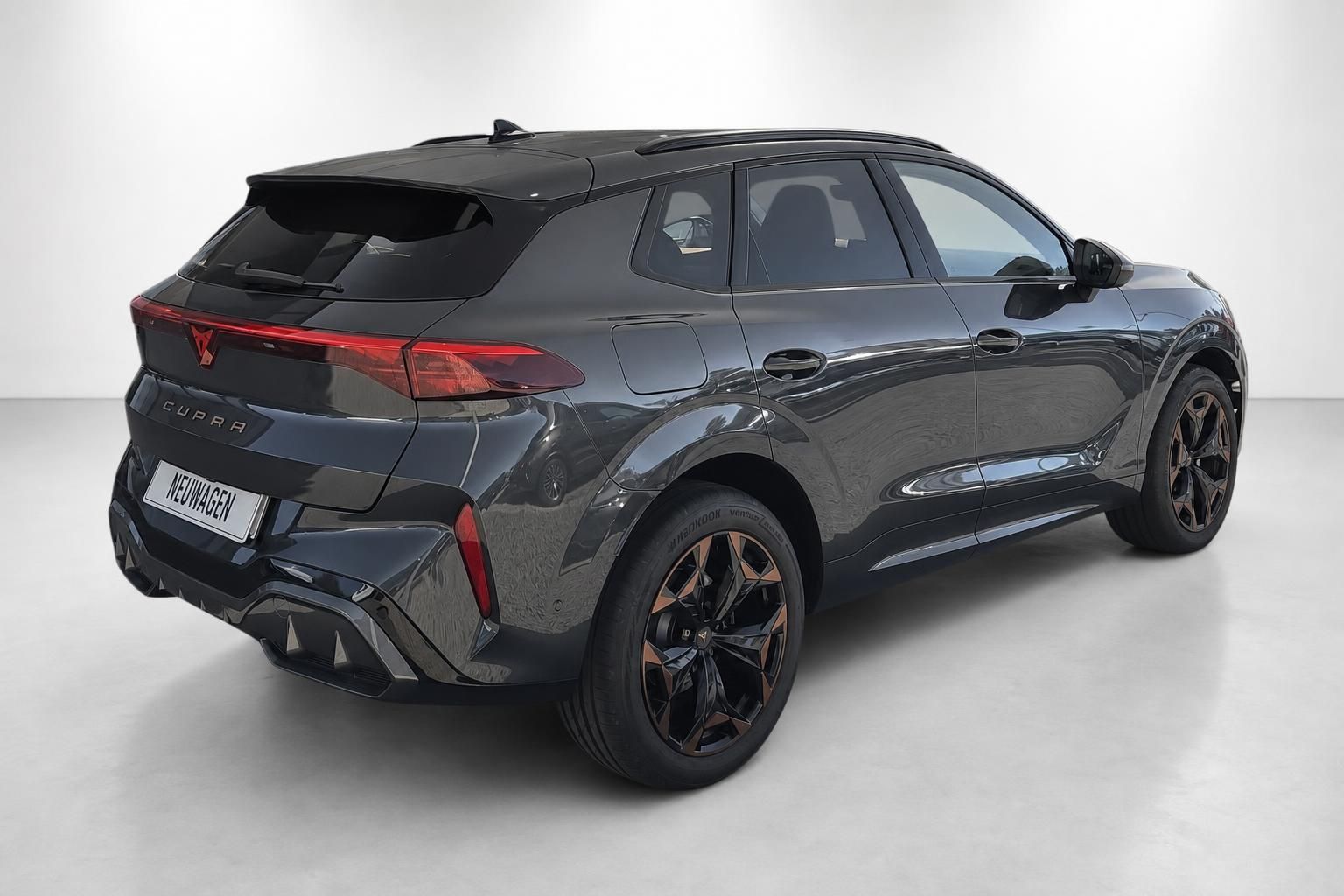Cupra Formentor Neuwagen Heck-Seitenansicht in Grau mit Kupfer-Felgen