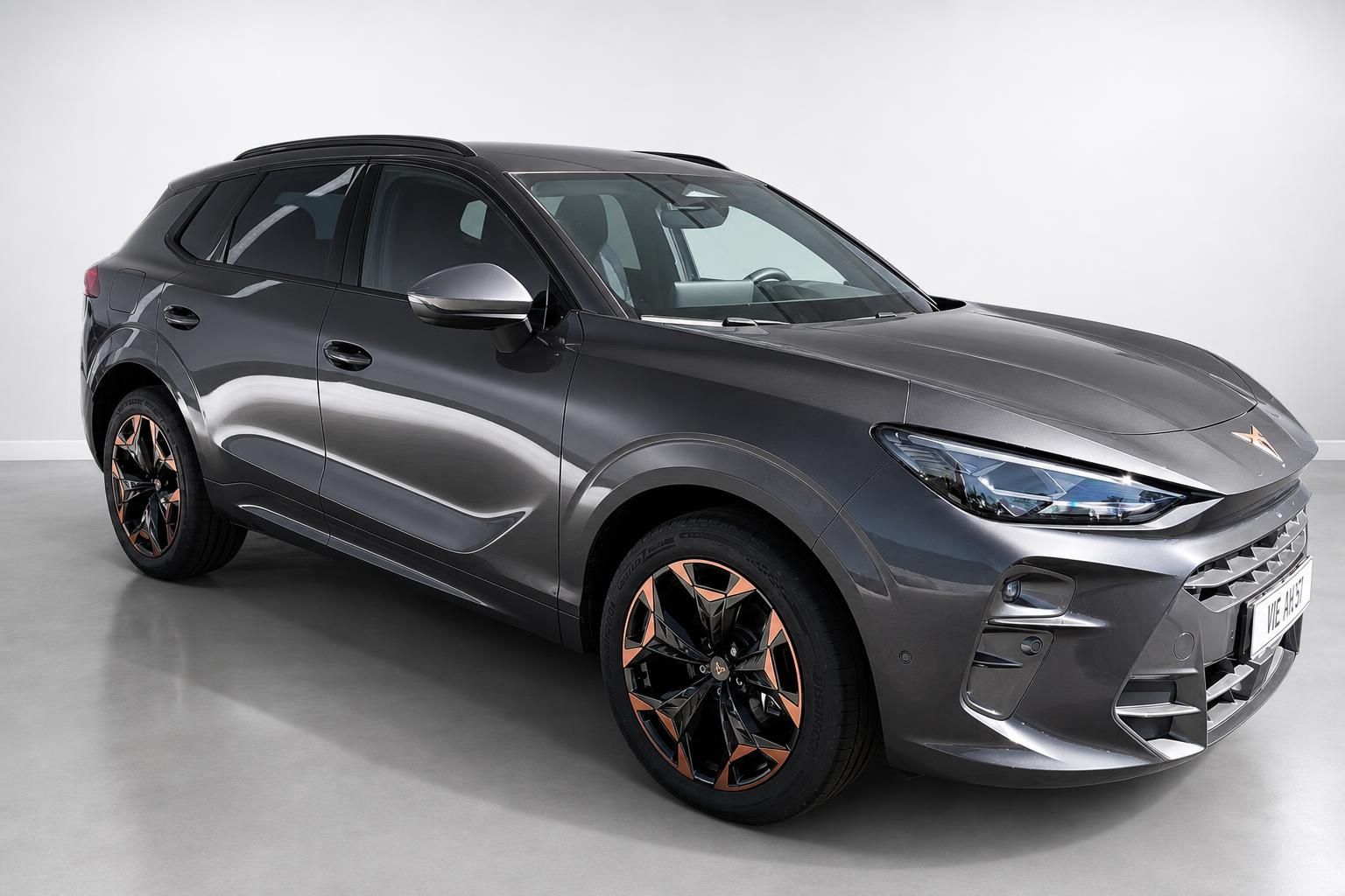 Cupra Formentor Neuwagen Frontansicht schraeg in Grau mit Kupfer-Design