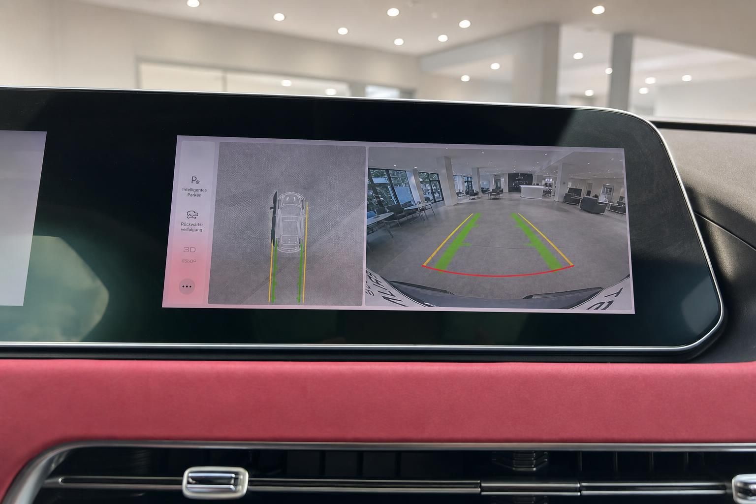 360-Grad-Kamera Display beim Einparken im Fahrzeug