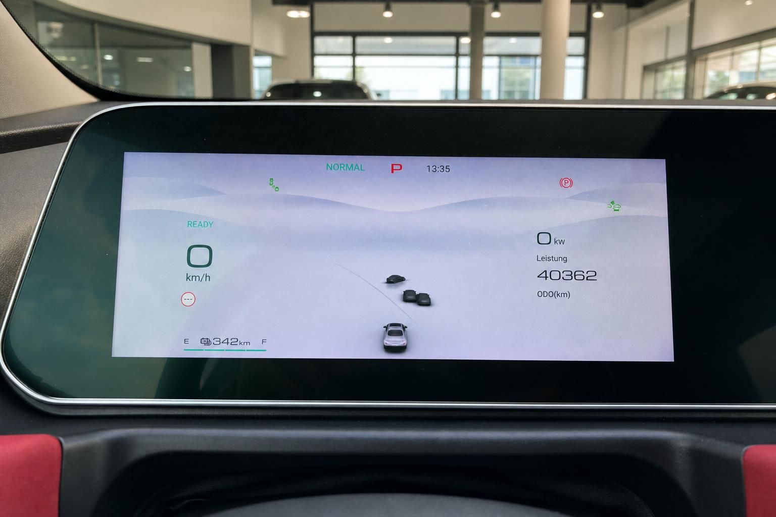 Digitales Kombiinstrument mit Bordcomputer und Kilometerstand im Fahrzeug
