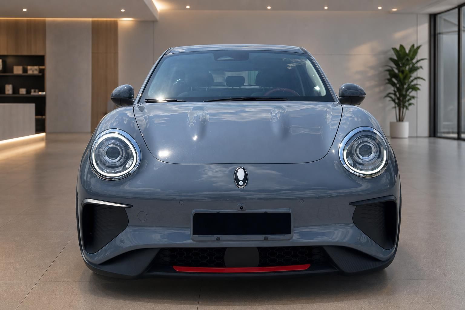ORA Elektroauto grau Frontansicht im Autohaus Showroom