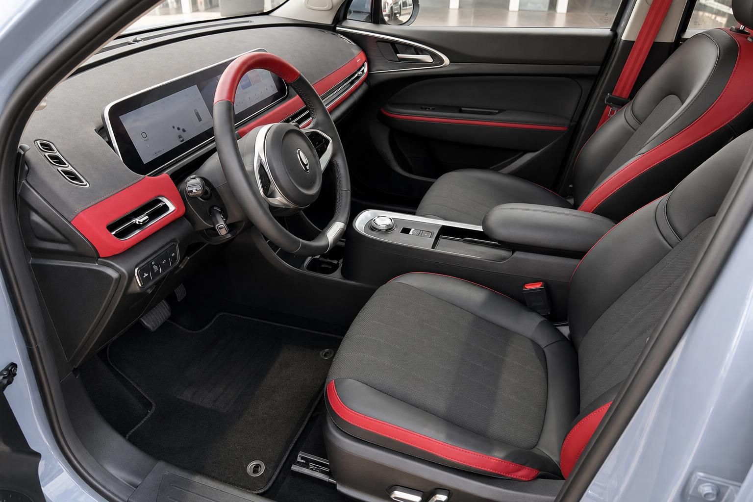 ORA Innenraum Vordersitze und Cockpit in Schwarz Rot Design