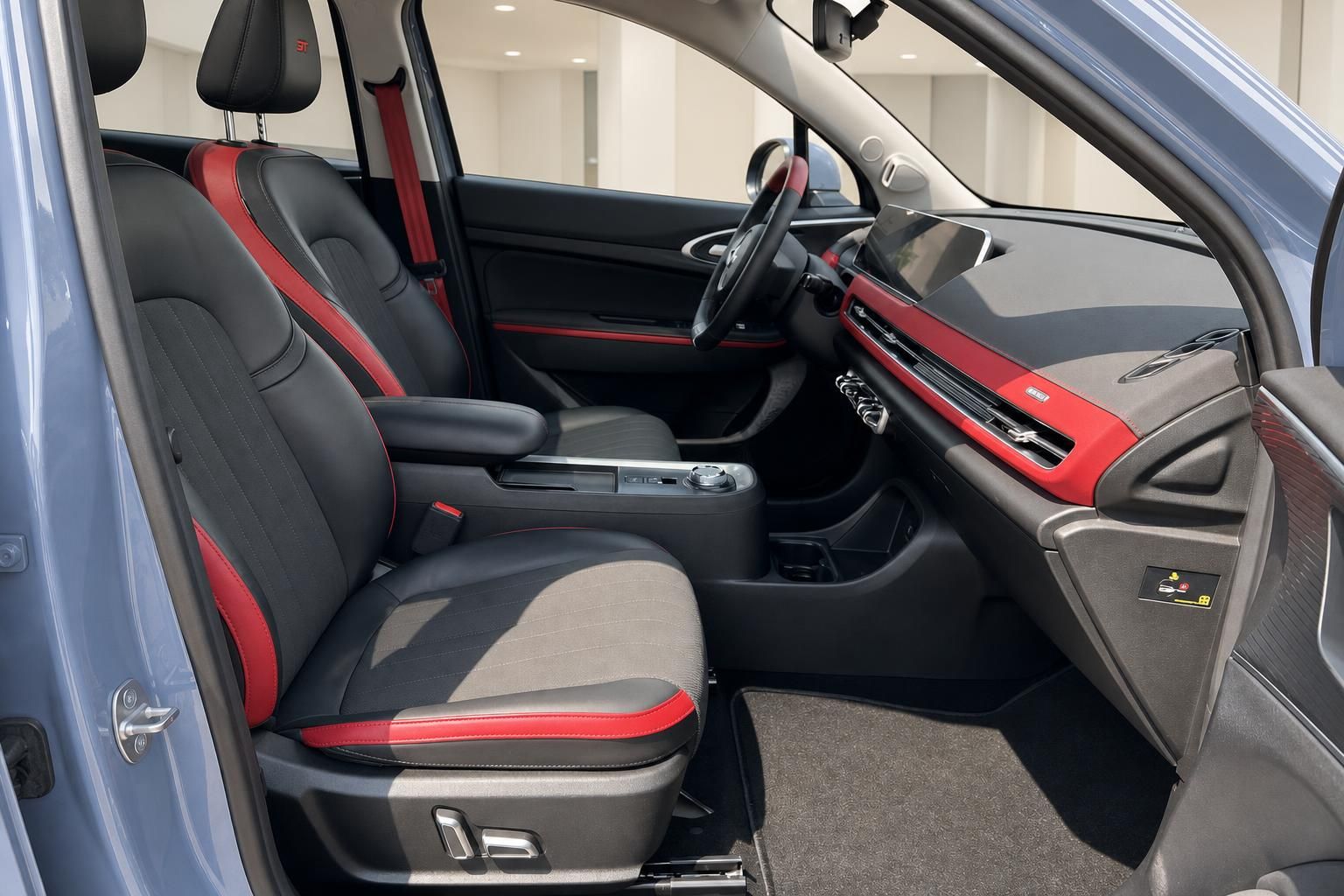 Fahrzeug Innenraum mit schwarz-roten Sportsitzen und Cockpit