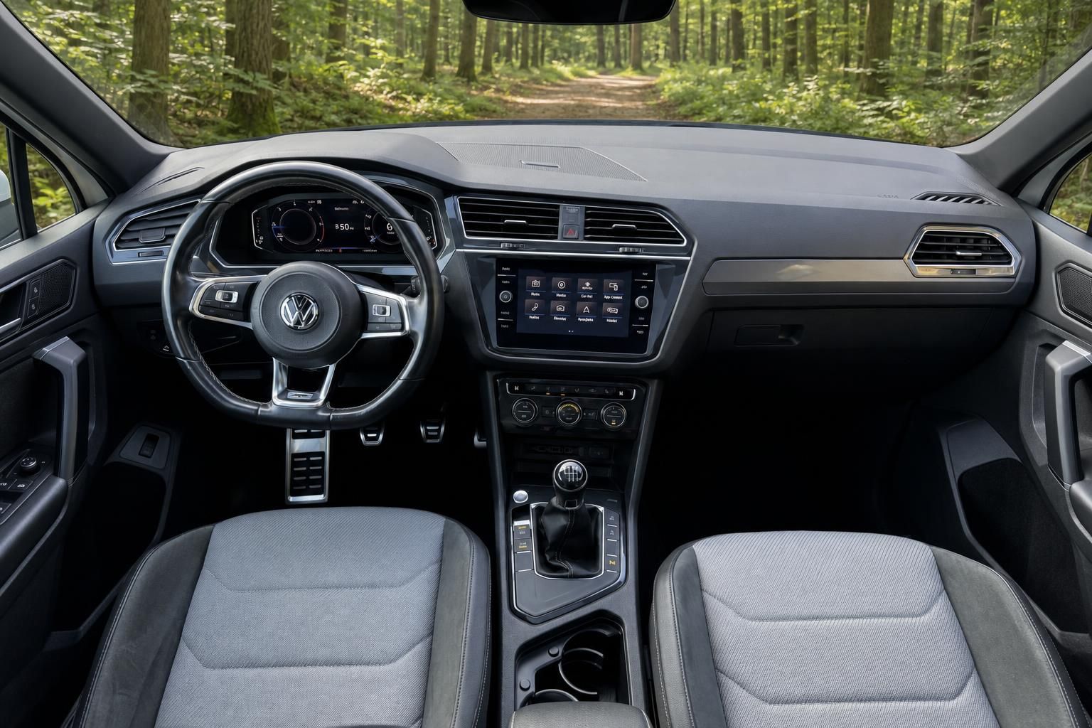 Volkswagen Cockpit mit Digitaltacho, Infotainment-Display und R-Lenkrad Armaturenbrett