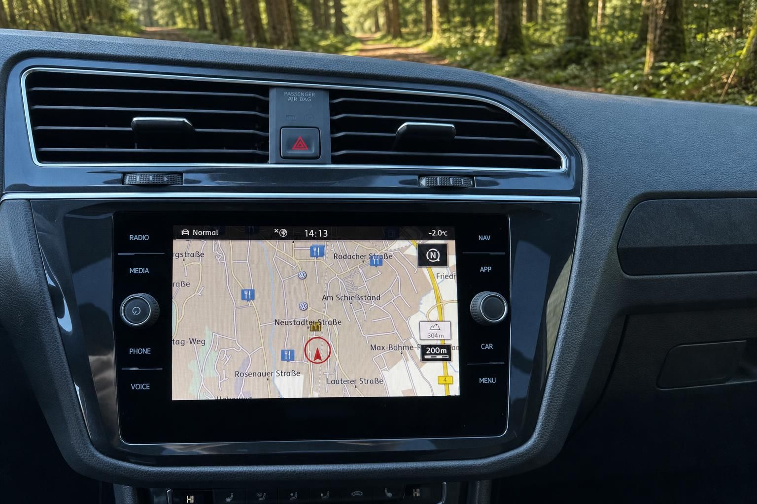 Navigationssystem Infotainment Display Volkswagen Innenraum mit Kartendarstellung