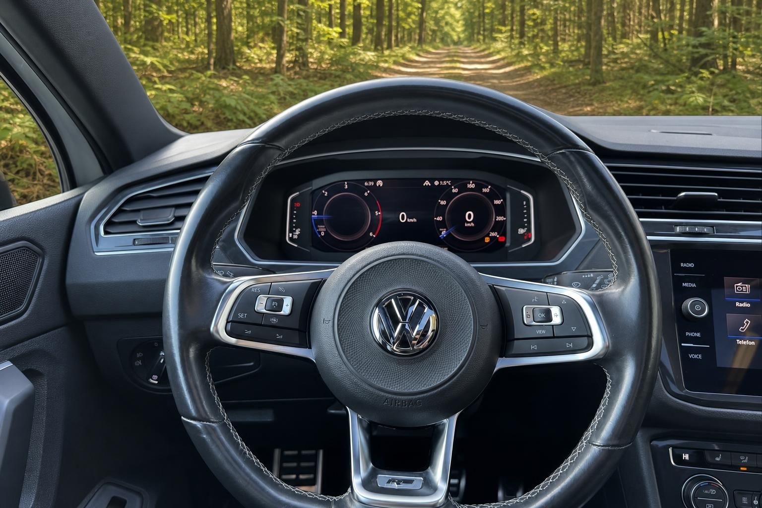 Lenkrad Armaturenbrett Cockpit Volkswagen Innenraum mit digitalem Display