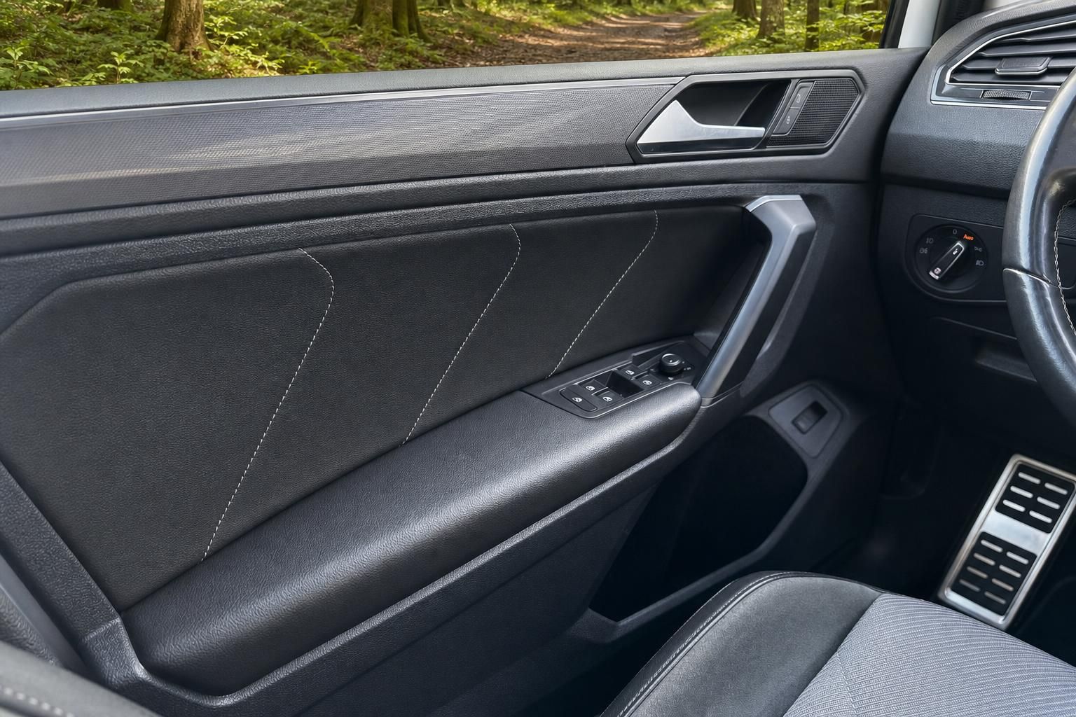 Innenraum Türverkleidung Sitzausstattung Volkswagen schwarzes Leder Detail