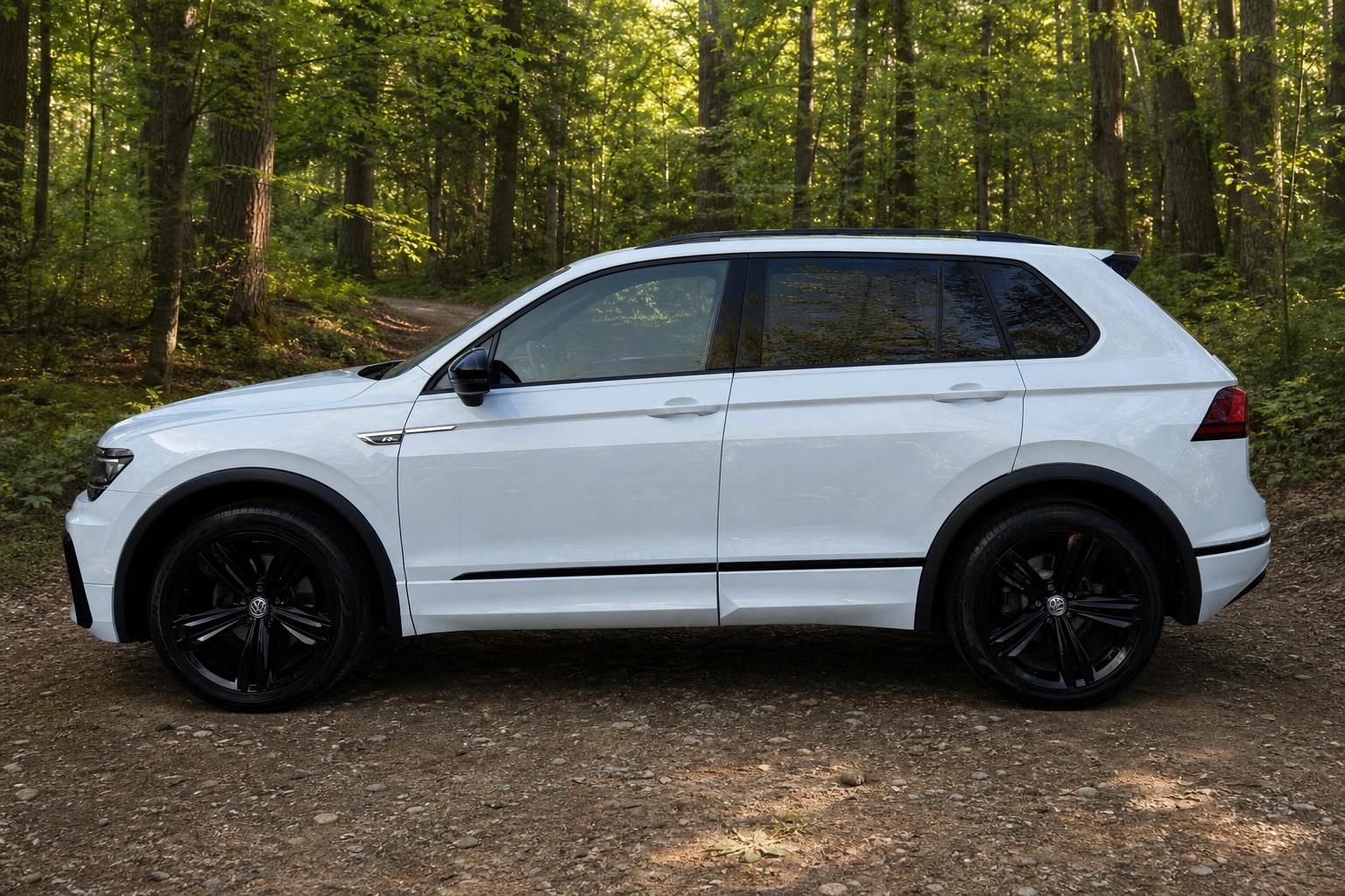 VW Tiguan SUV weiß Seitenansicht rechts mit schwarzen Alufelgen - Gebrauchtwagen kaufen