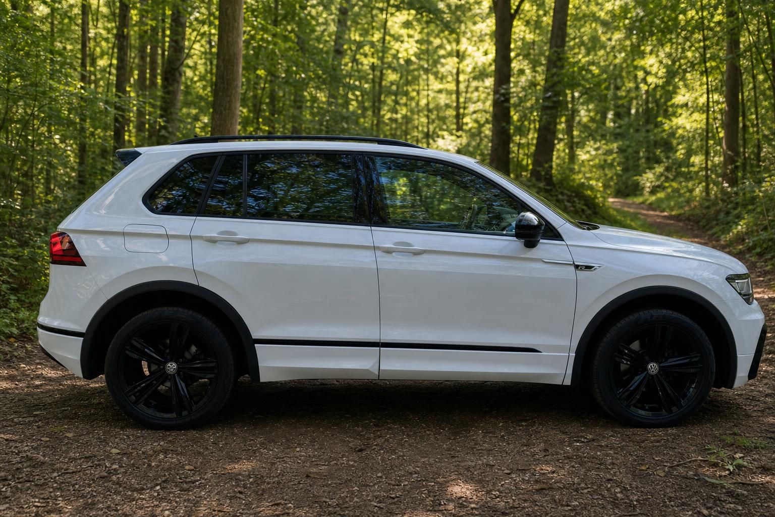 Weißer VW Tiguan SUV Seitenansicht links mit schwarzen Felgen - Gebrauchtwagen Angebot
