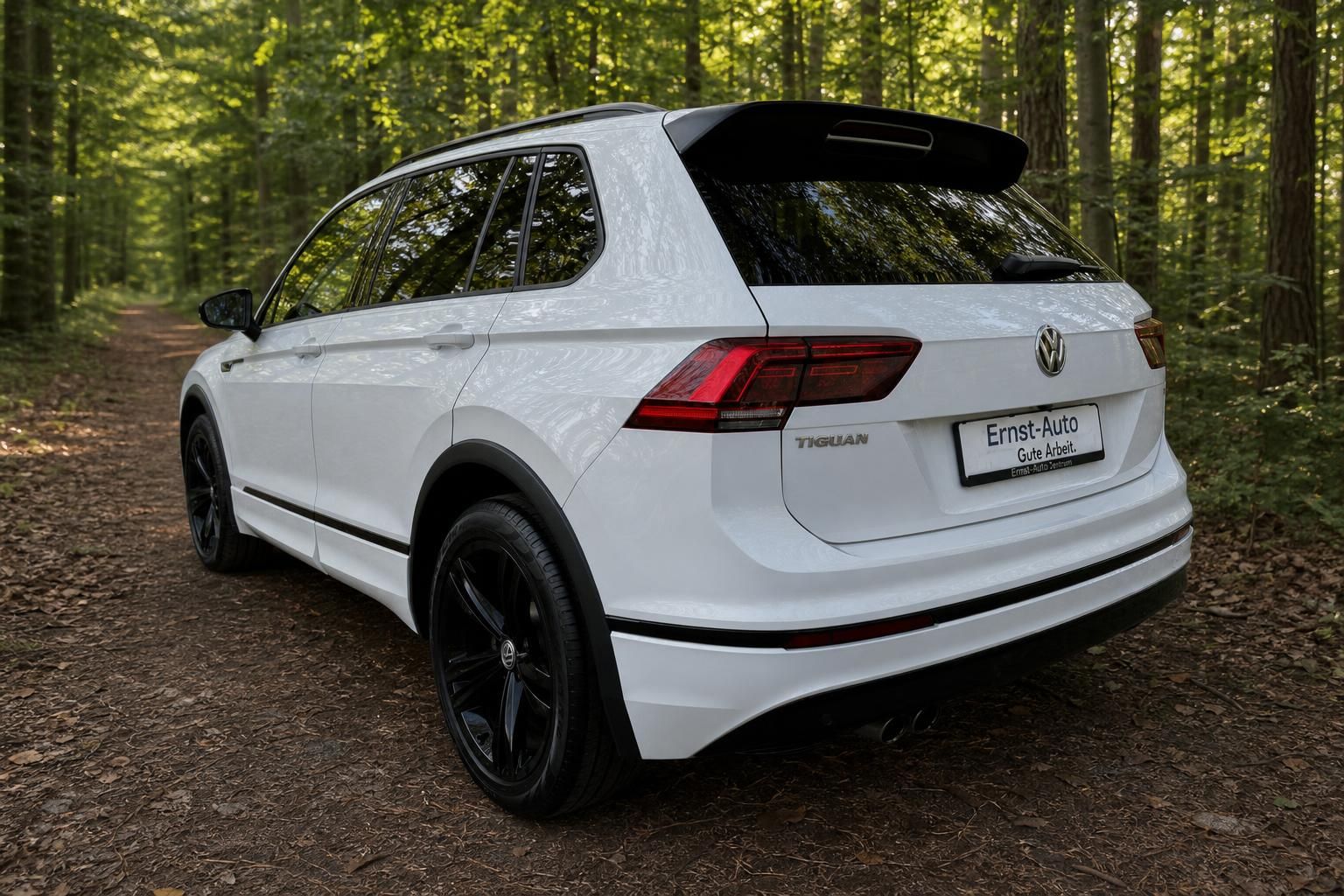 Volkswagen Tiguan weiß Heckansicht mit schwarzen Spoiler und Alufelgen - SUV Gebrauchtwagen