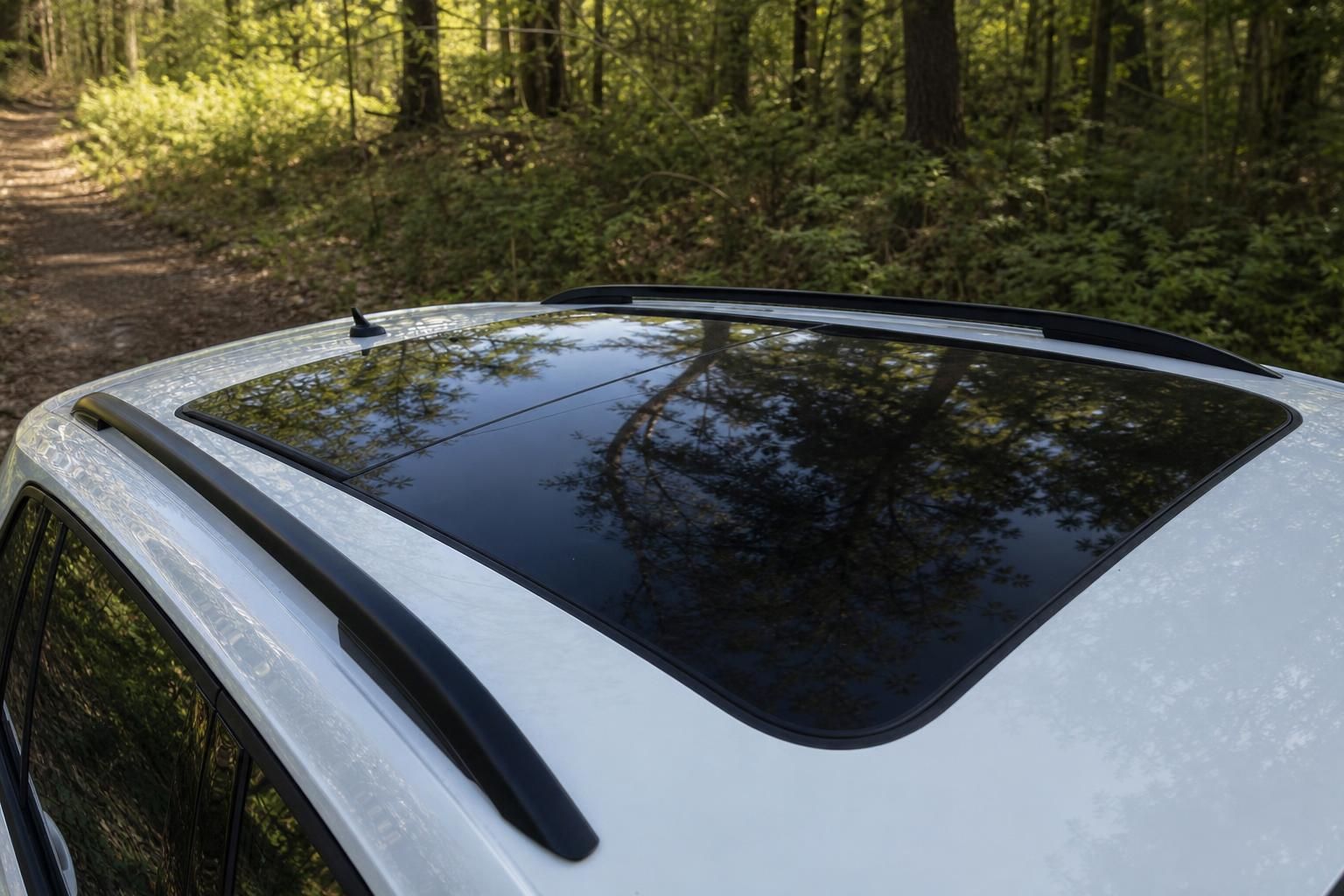 Volkswagen Panorama-Schiebedach geschlossen mit schwarzem Glasdach und Dachträgern