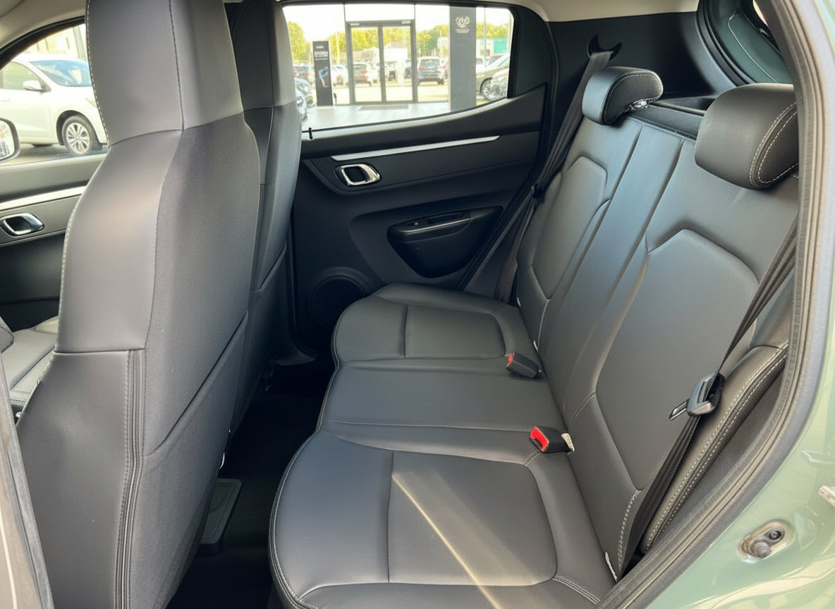 Rücksitzbank mit schwarzer Lederausstattung und Kontrastnähten im SUV-Innenraum