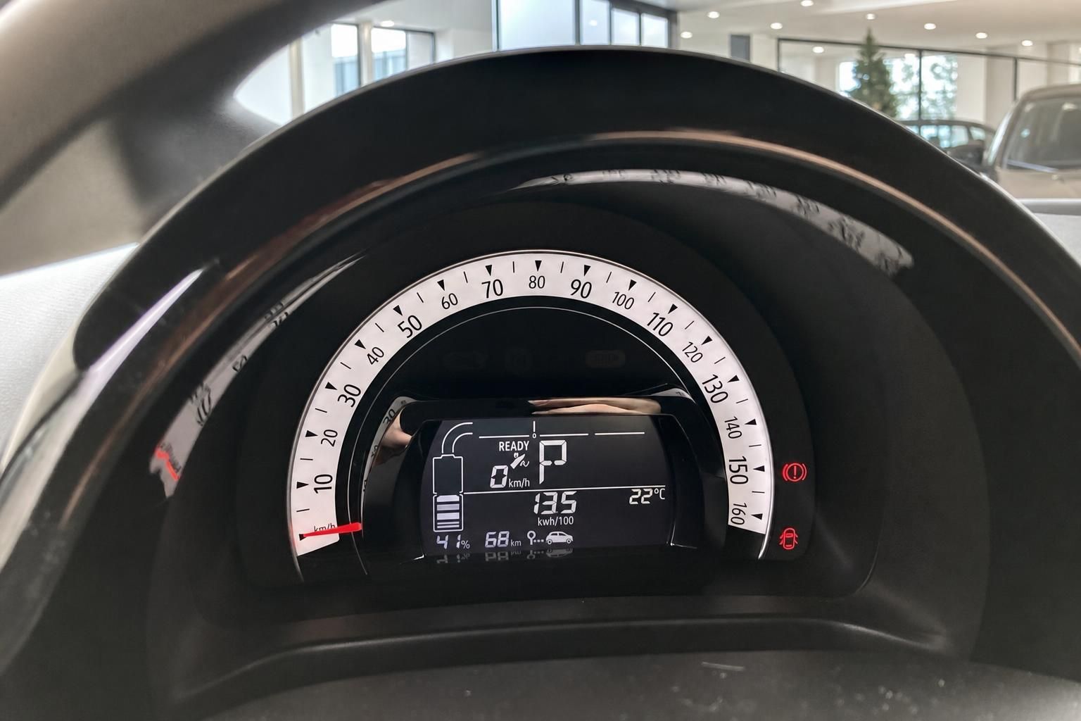 Digitales Kombiinstrument eines Elektroautos mit Batterieanzeige und Reichweite